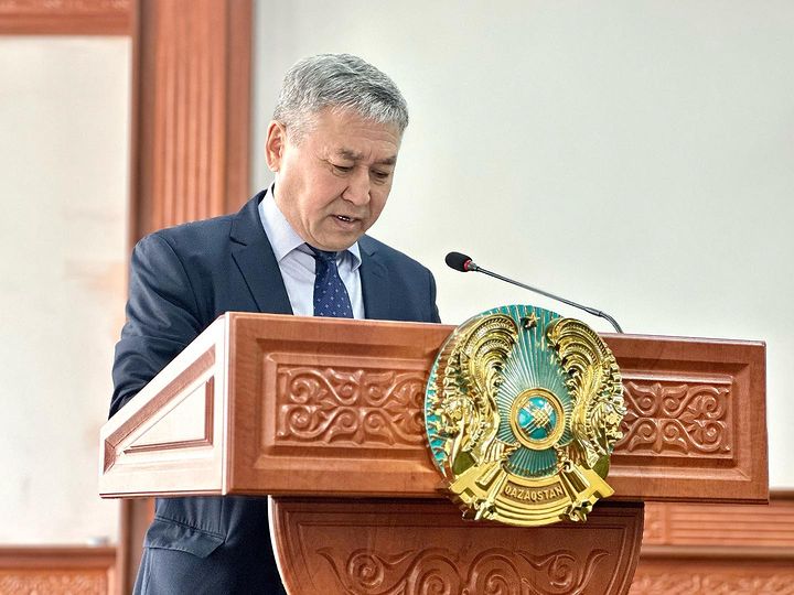 Аким города Аксу провел аппаратное совещание с акимами сельских округов и руководителями государственных учреждений города.
