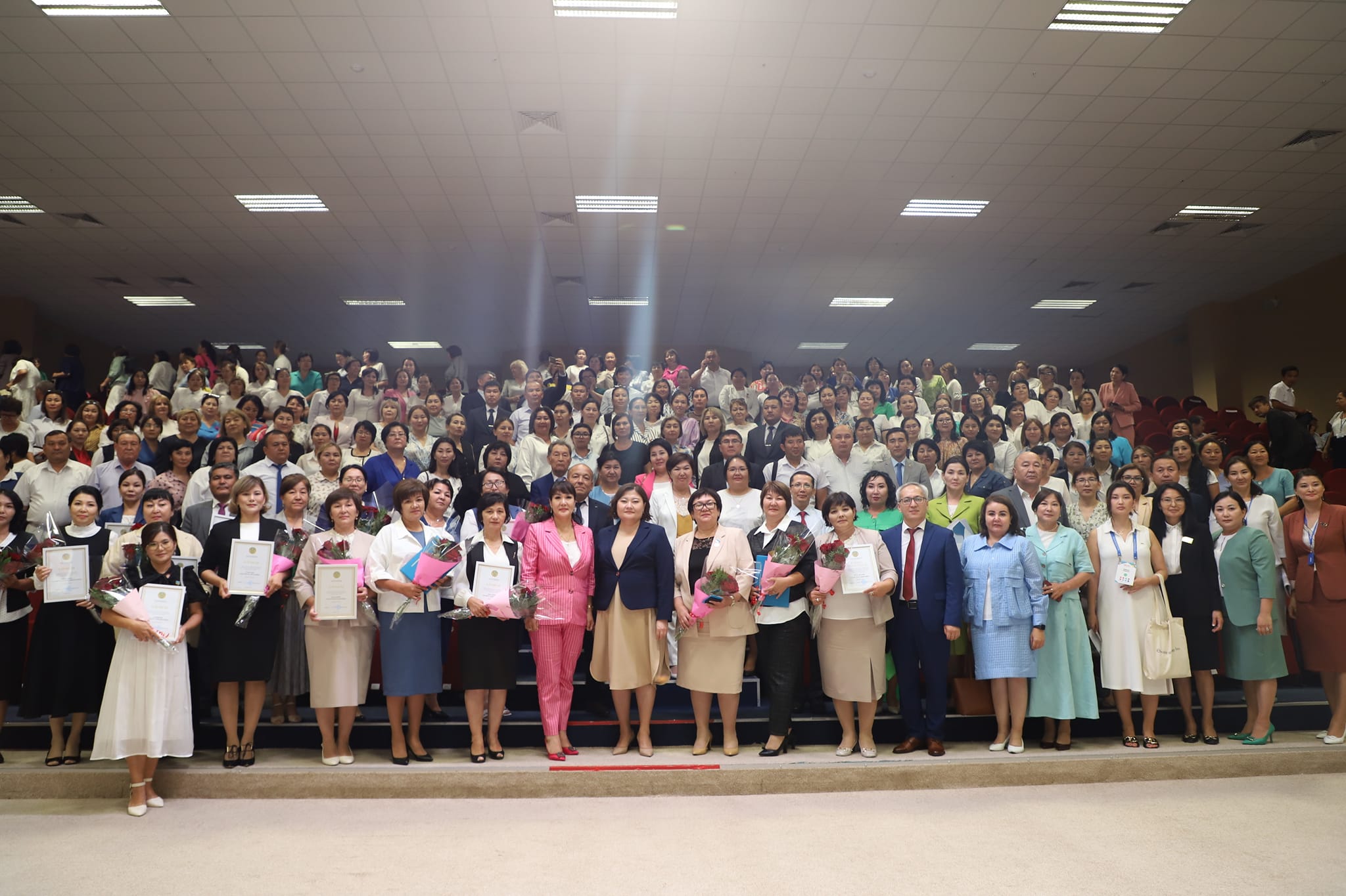 At the Republican August meeting, the president of the National Academy of Education named after I. Altynsarin M. Tynybayeva presented the best teachers of the region with awards from the Ministry of Education and science of the Republic of Kazakhstan.  ✓"Honorary worker of education with a badge" - 1 teacher; ✓Honorary diploma " excellence in secondary education – - 3 teachers; ✓Certificate of honor of the Ministry of Education and science of the Republic of Kazakhstan-5 teachers; ✓Thanks to the Ministry of Education and science of the Republic of Kazakhstan-10 teachers were awarded.