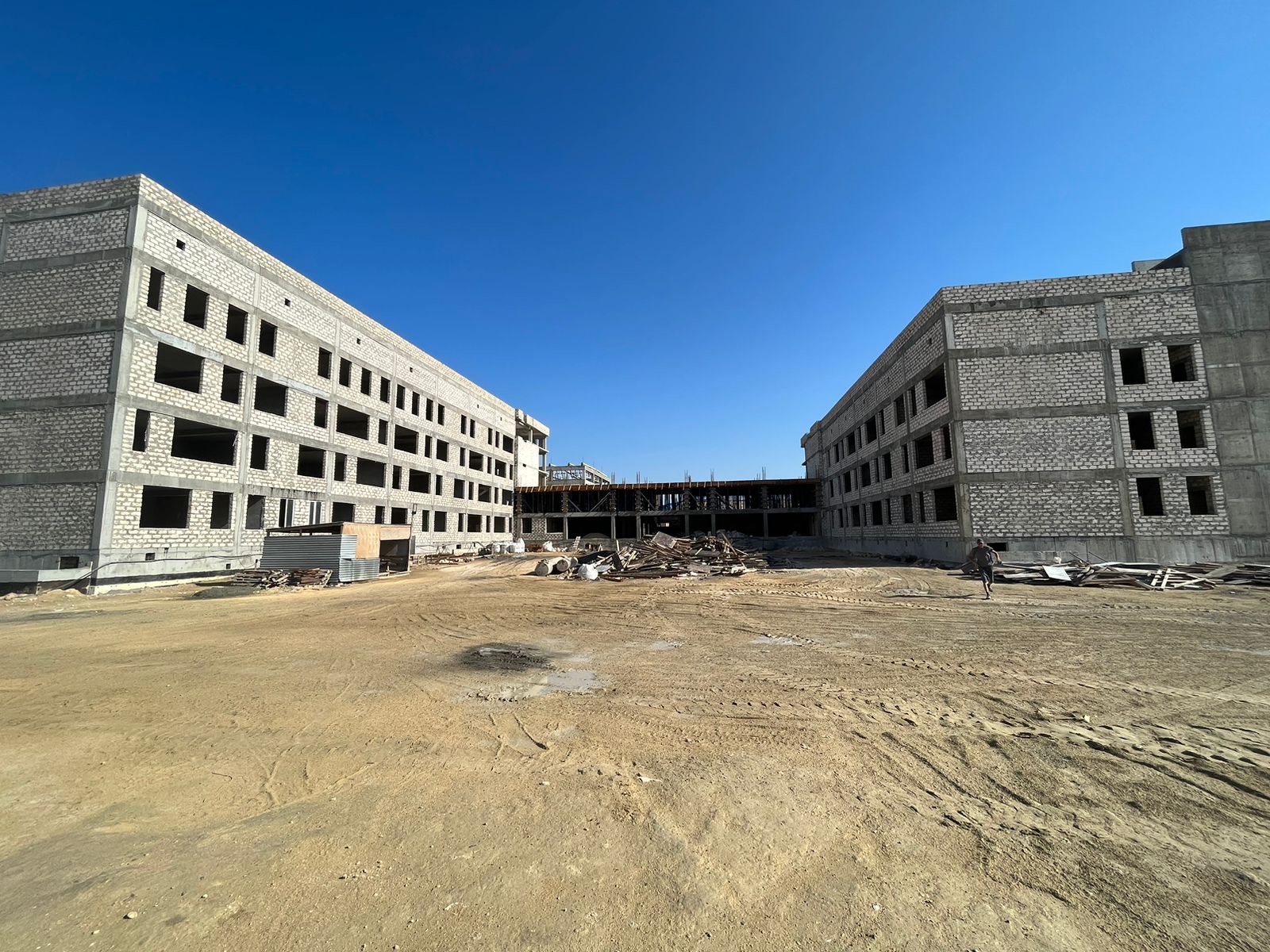 Ряд строящихся объектов