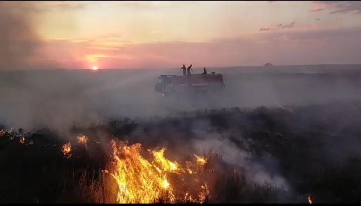 Горел караван. Пожар фото. Пожар объяснение МЧС. Объясните поджог. Запах горящего дерева.