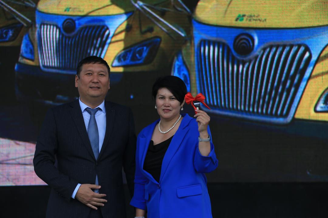 Вручение ключей от школьных автобусов