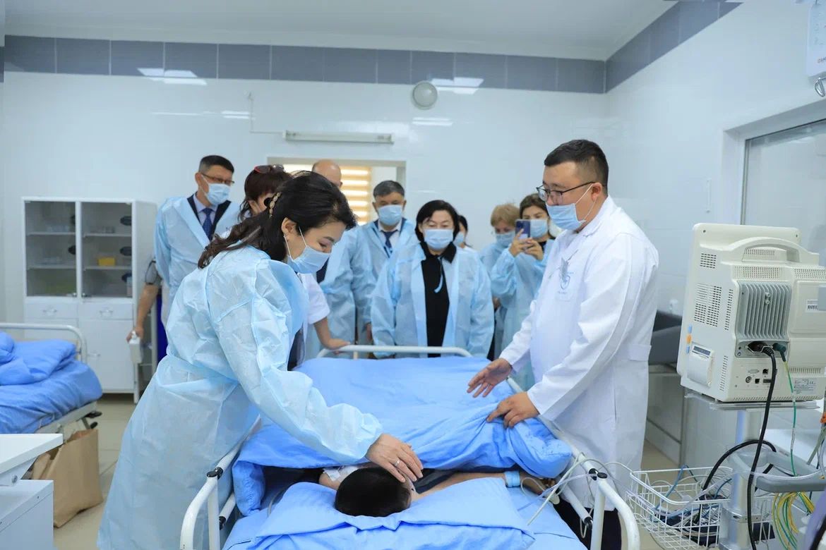 ДЕНСАУЛЫҚ САҚТАУ МИНИСТРЛІГІНІҢ БАСШЫСЫ ҚАРАҒАНДЫДА ЗАРДАП ШЕККЕН БАЛАЛАРДЫҢ ЖАҒДАЙЫНЫҢ ЖАҚСАРҒАНЫН АТАП ӨТТІ