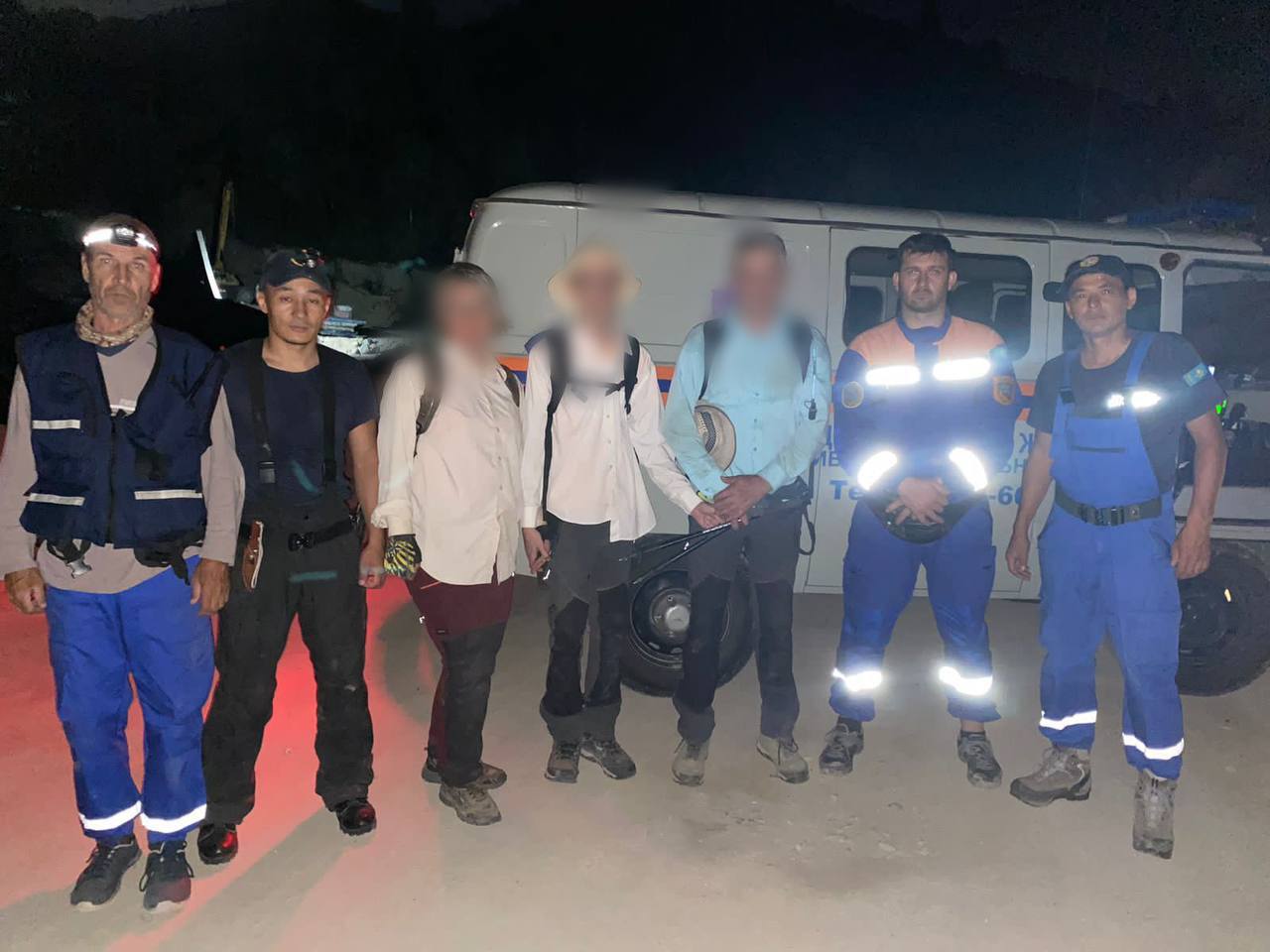 Спасатели МЧС вывели из Аксайского ущелья заблудившихся туриситов               