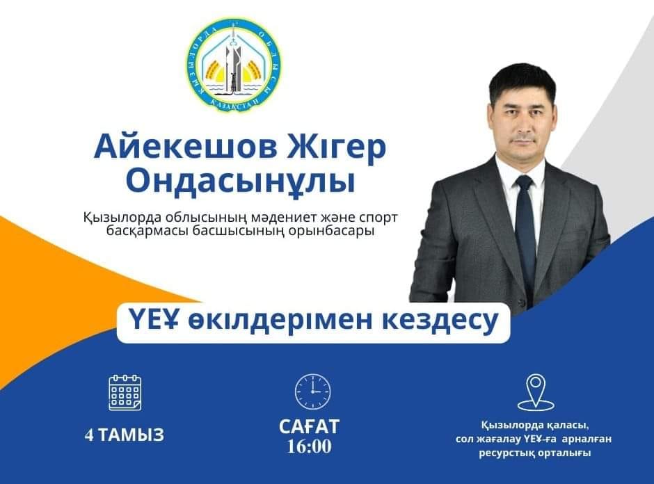 Ер адам әйелдің қынапшасына басын тығып алған.