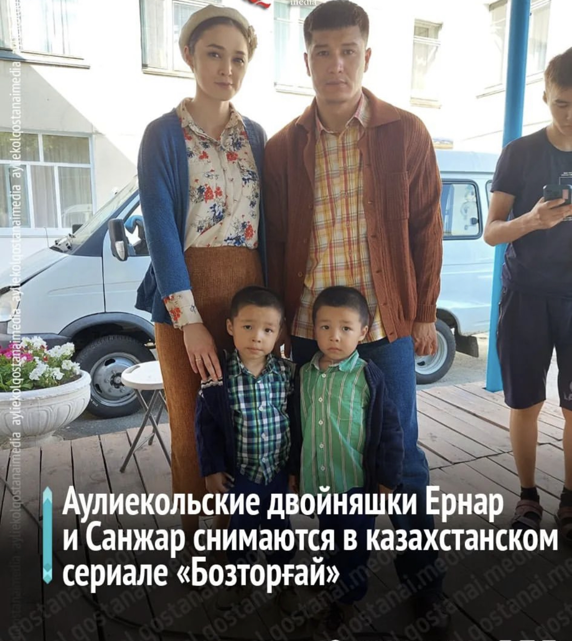 Сахнадағы жалаңаш ерлер мен әйел актерлердің бейнесін қараңыз.