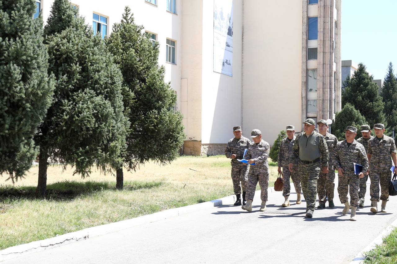Қорғаныс министрі Алматы, Қонаев гарнизондарына жұмыс сапарымен барды
