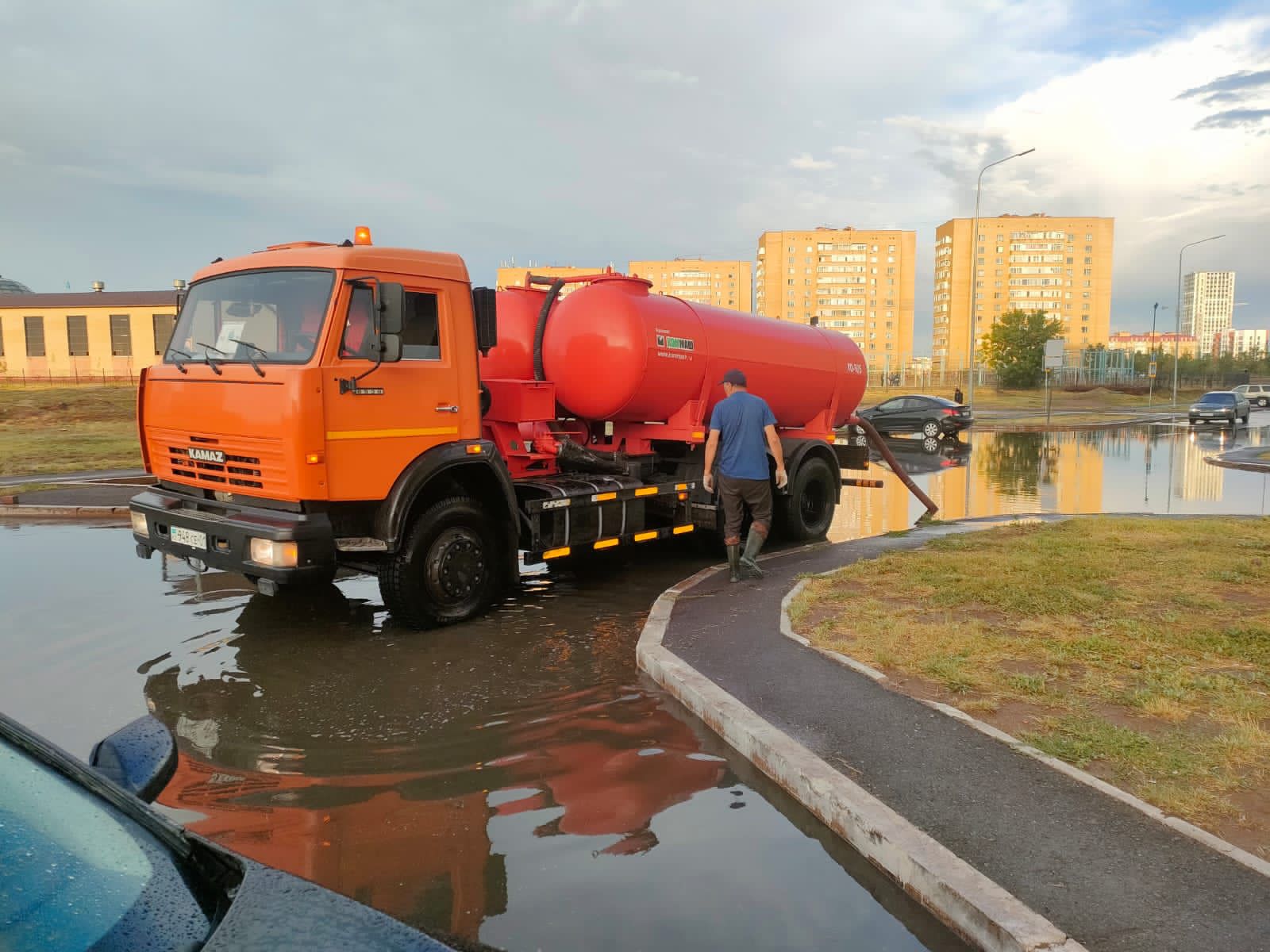 Астана көшелерін жаңбыр суынан тазартуға 100-ден астам арнайы техника жұмылдырылды