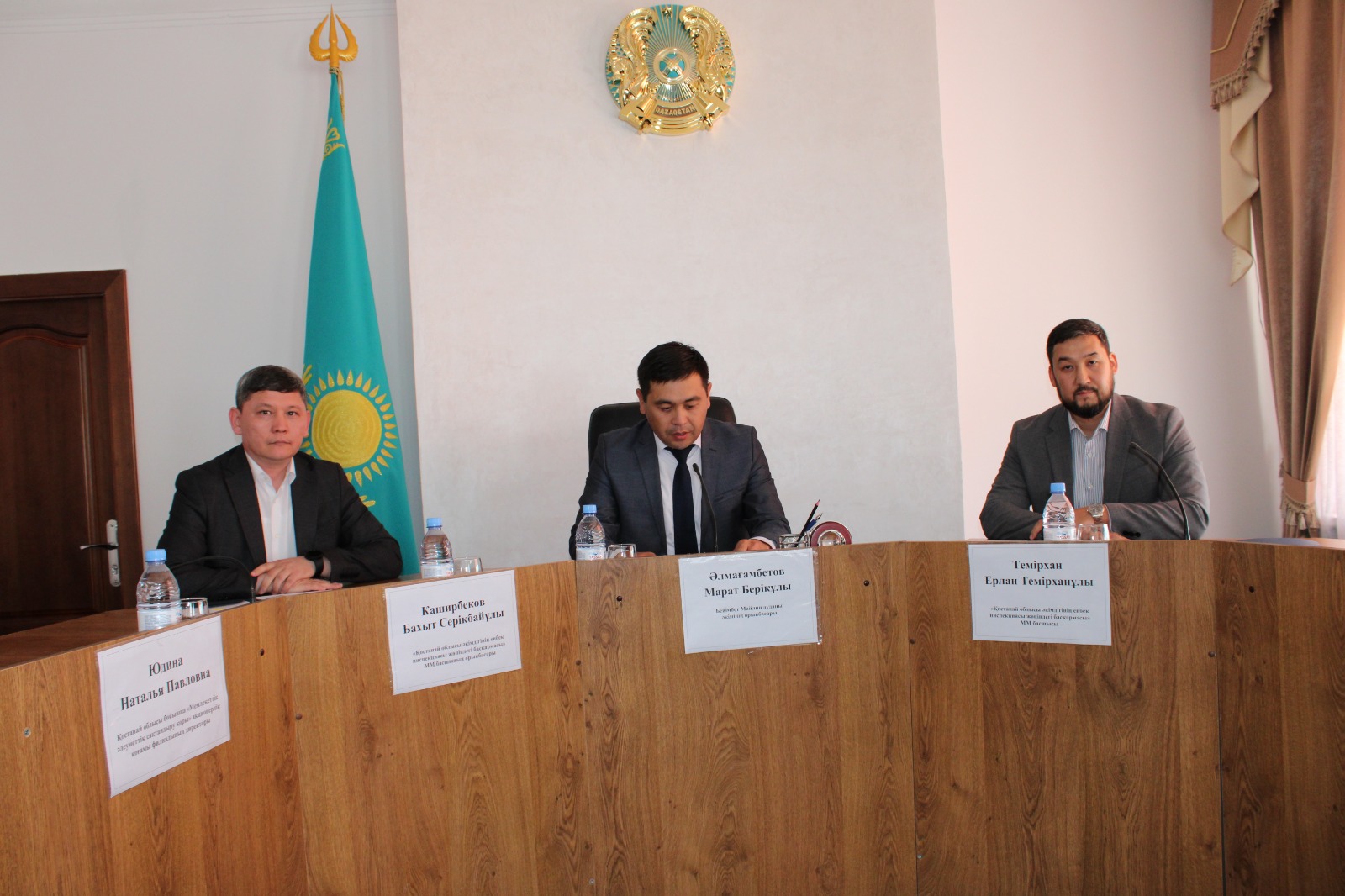 Шұлықтар мен іш киімдегі әдемі аққұбалар