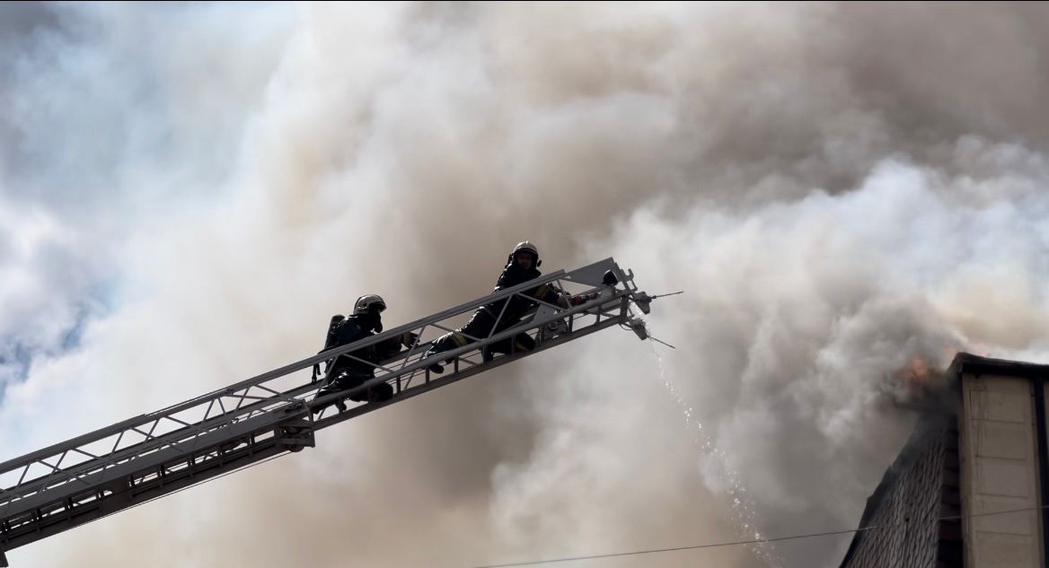 Актюбинские огнеборцы предотвратили  распространения огня на другие здания и дома