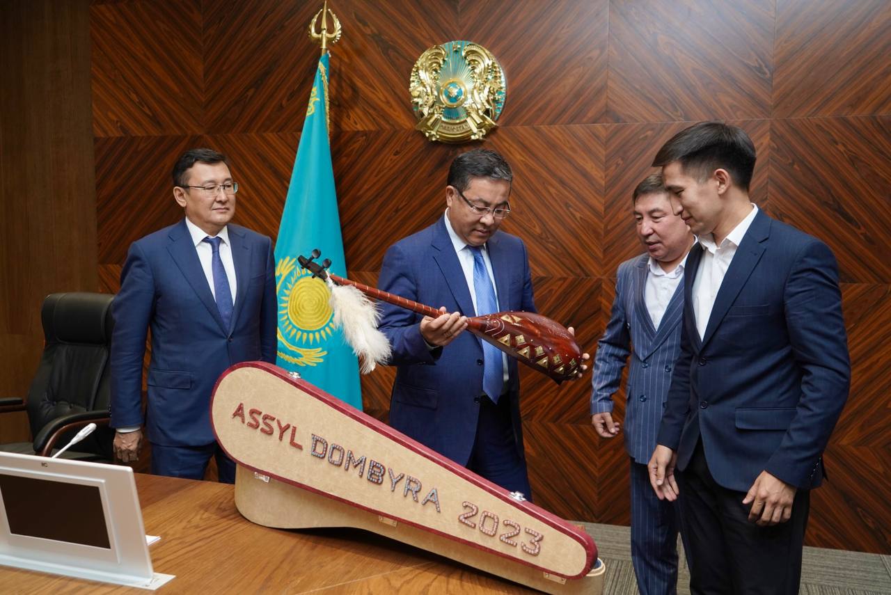 Абай облысының әкімі айтыскер ақындарды қабылдады