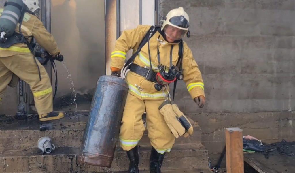 Шымкентский пожарный вынес из огня 50 л газовый баллон