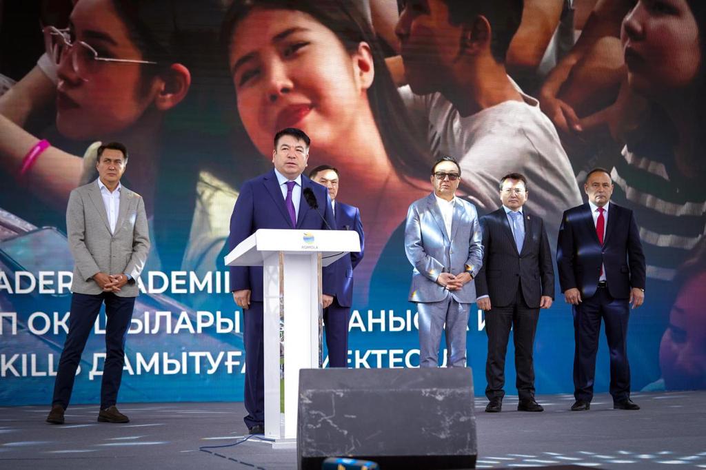 ОҚУ-АҒАРТУ МИНИСТРІ АҚМОЛА ОБЛЫСЫНЫҢ ОҚУШЫЛАРЫН ҚҰТТЫҚТАДЫ