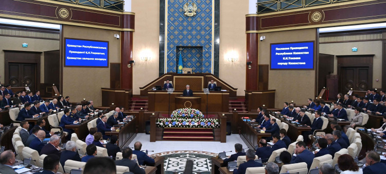 Глава государства выступил с Посланием народу Казахстана