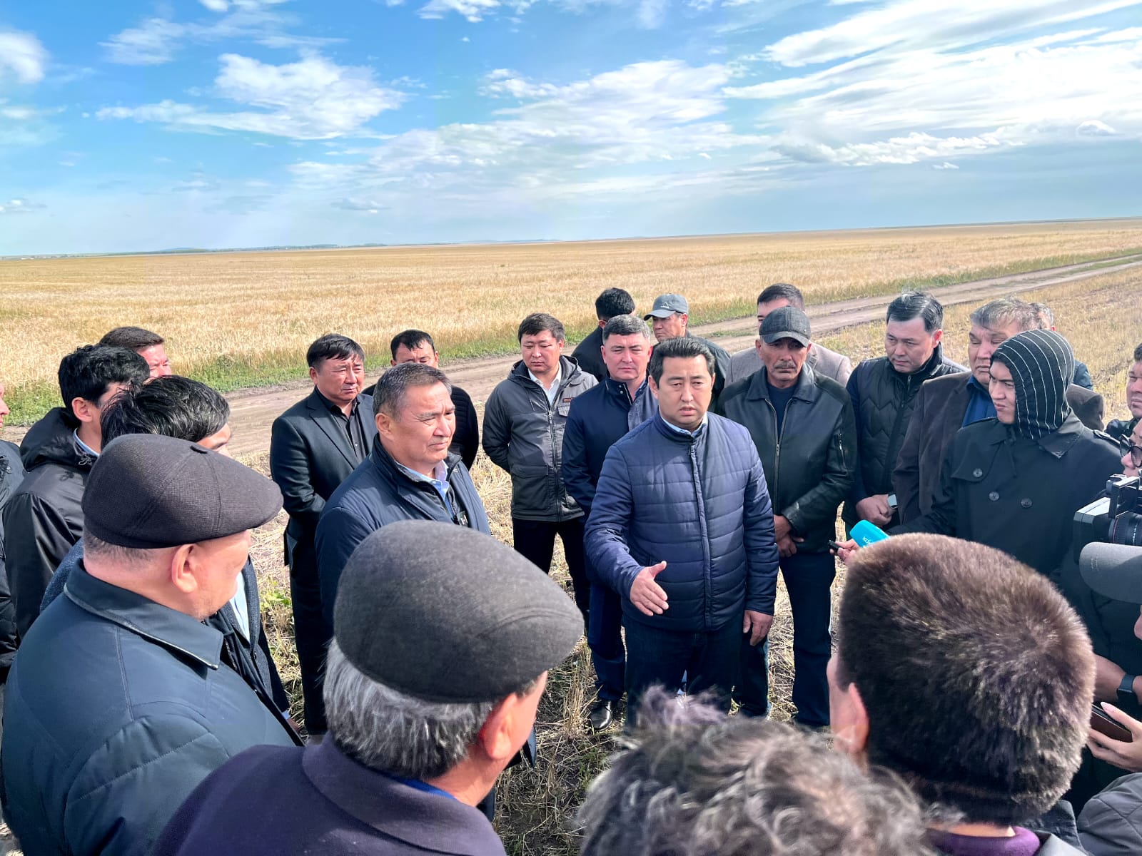 Ауыл шаруашылығы министрі Ақмола облысының  диқандарымен егістікте кездесті