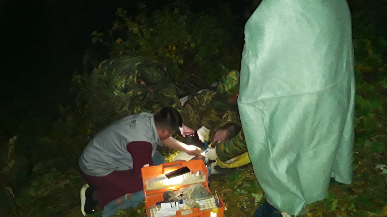 Экстренную помощь оказали спасатели и медики  пострадавшему в горах Риддера