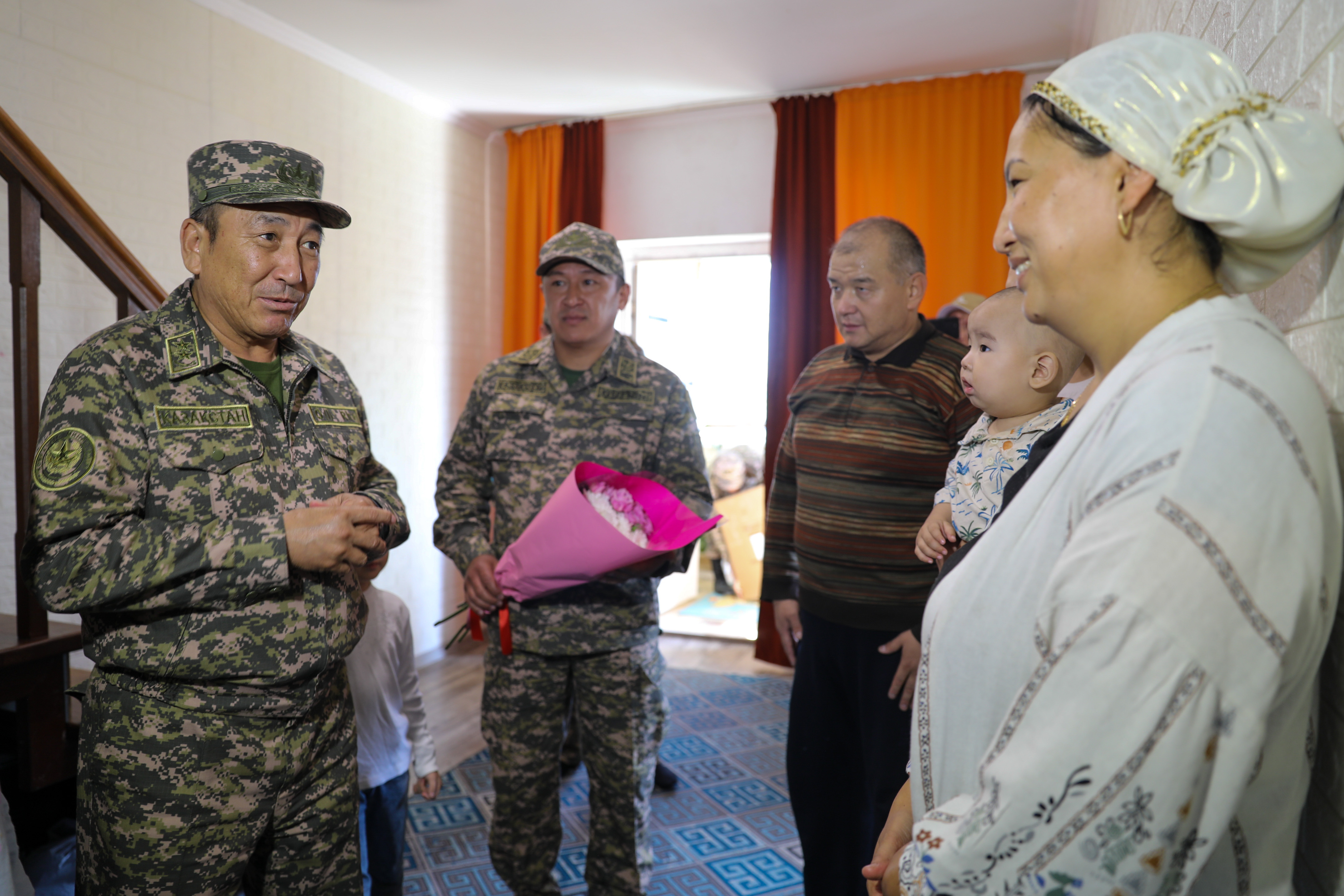 Қорғаныс министрінің орынбасары көпбалалы отбасын құттықтады