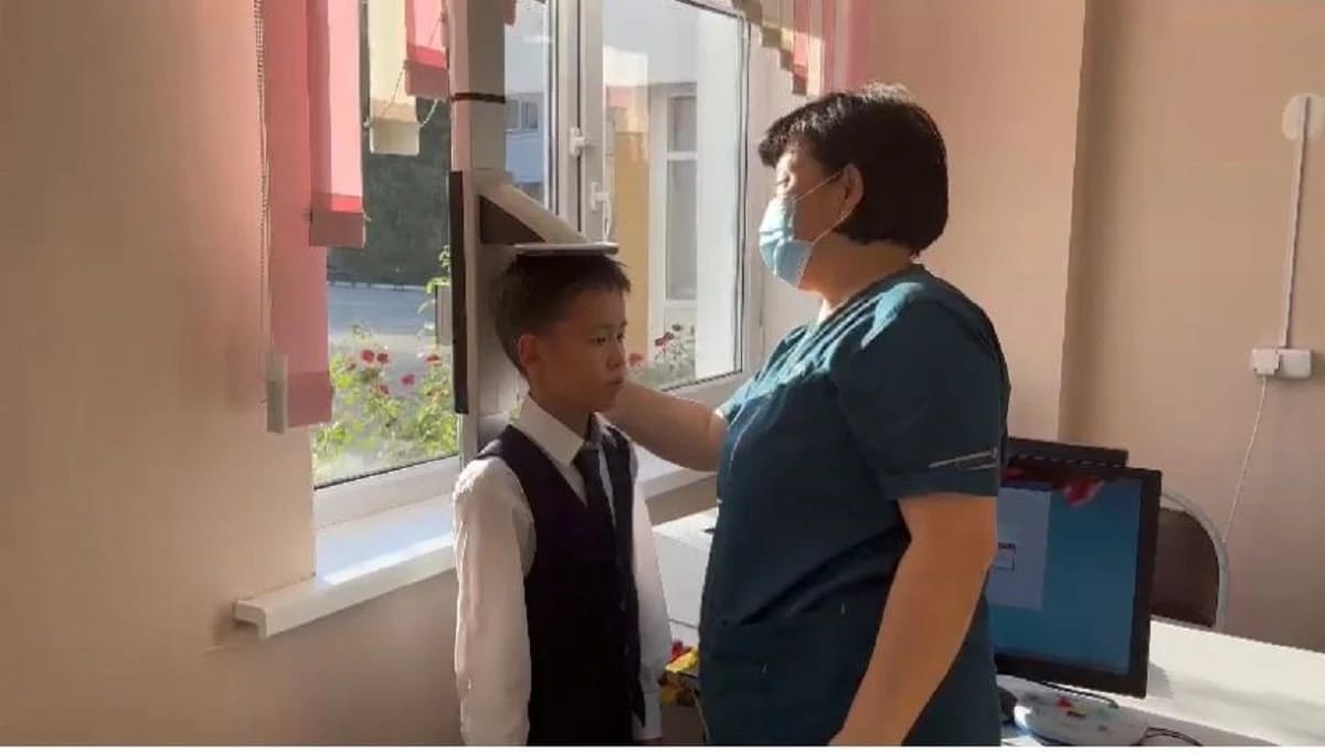 2 стюардесса және жыныстық қатынасқа түскен жігіт