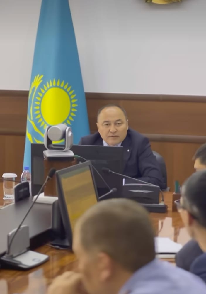 Аким города провел рабочее совещание по рассмотрению обращений граждан, поступающих в социальных сетях.
