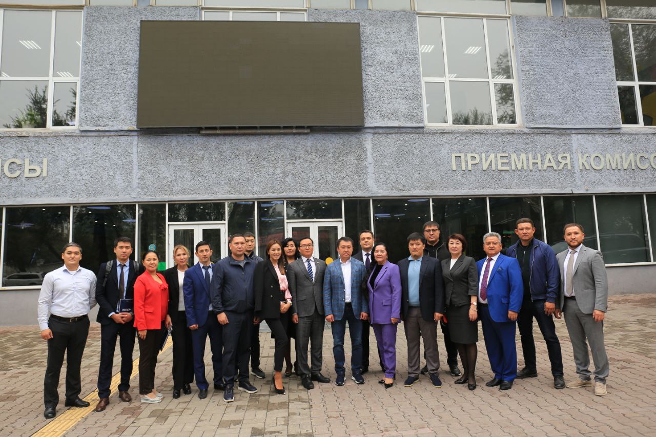 Көлік министрі Марат Қарабаев Алматы қаласындағы Логистика және көлік академиясы мен Метрополитеніне барды