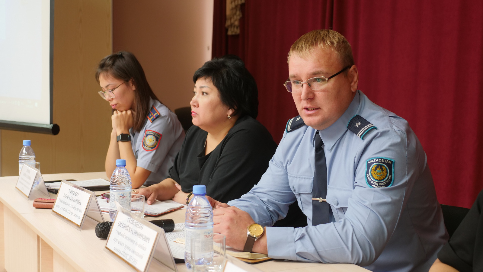 Әдемі жамбас аймақтары бар жалаңаш қыздар Үй эротикасының онлайн трансляциясы