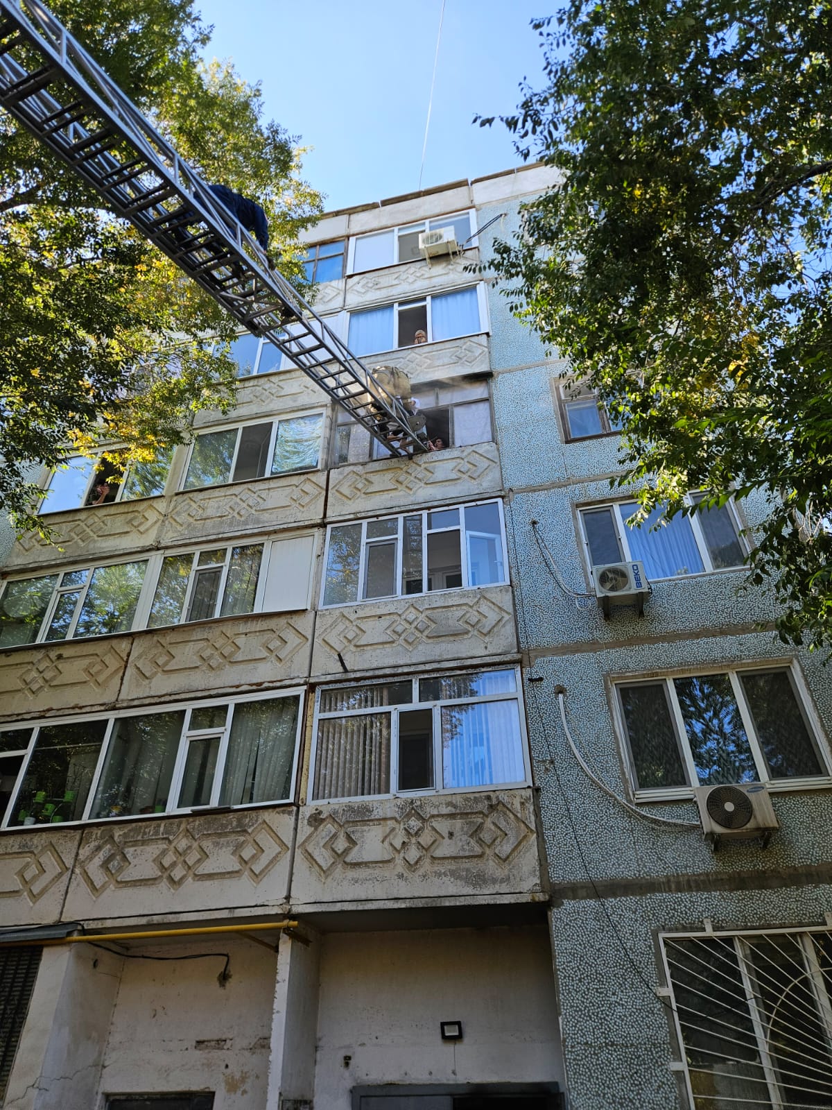 Огнеборцы Актюбинской области спасли и эвакуировали 25 человек при пожаре