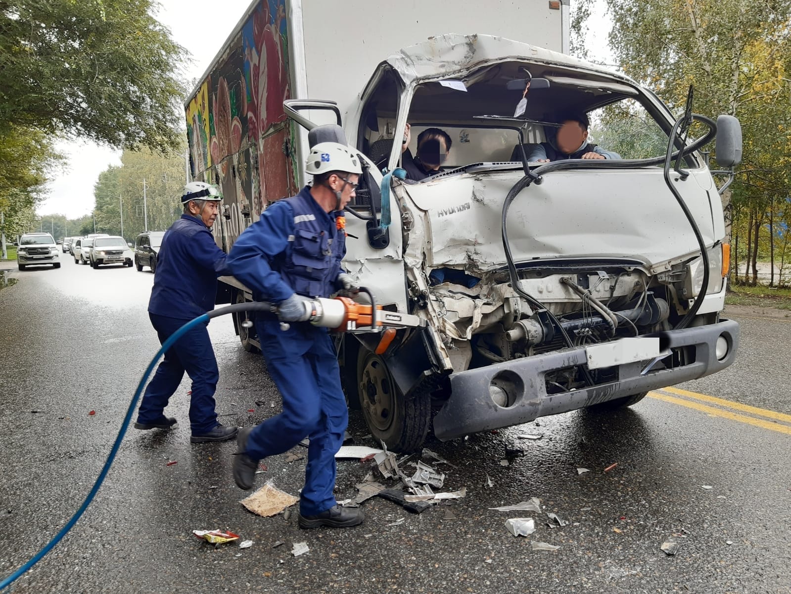 Спасатели освободили пострадавшего из искорёженного автомобиля