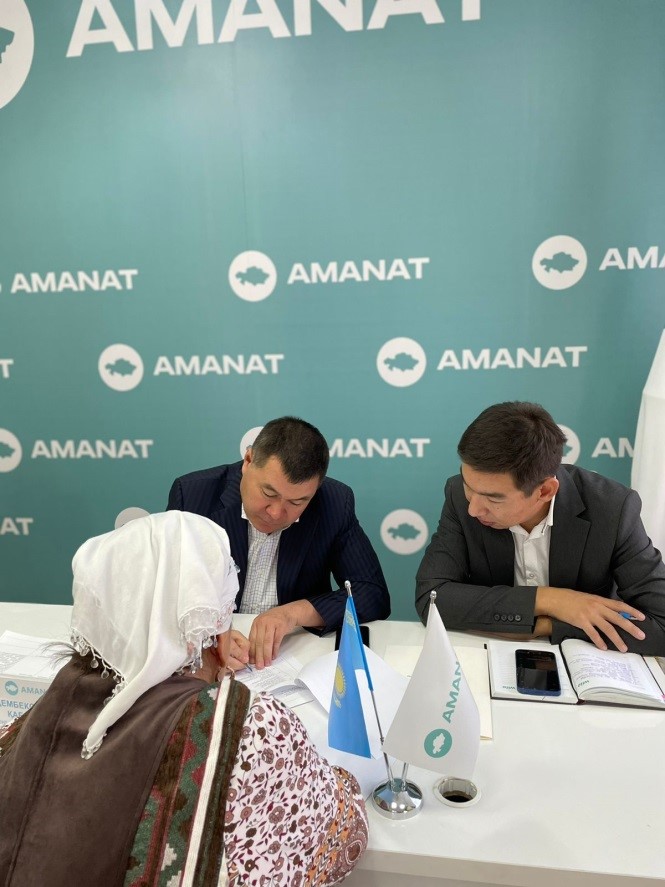 Сегодня в Шымкентском городском отделении партии "АМАНАТ" руководитель управления принял жителей соответствующего графика