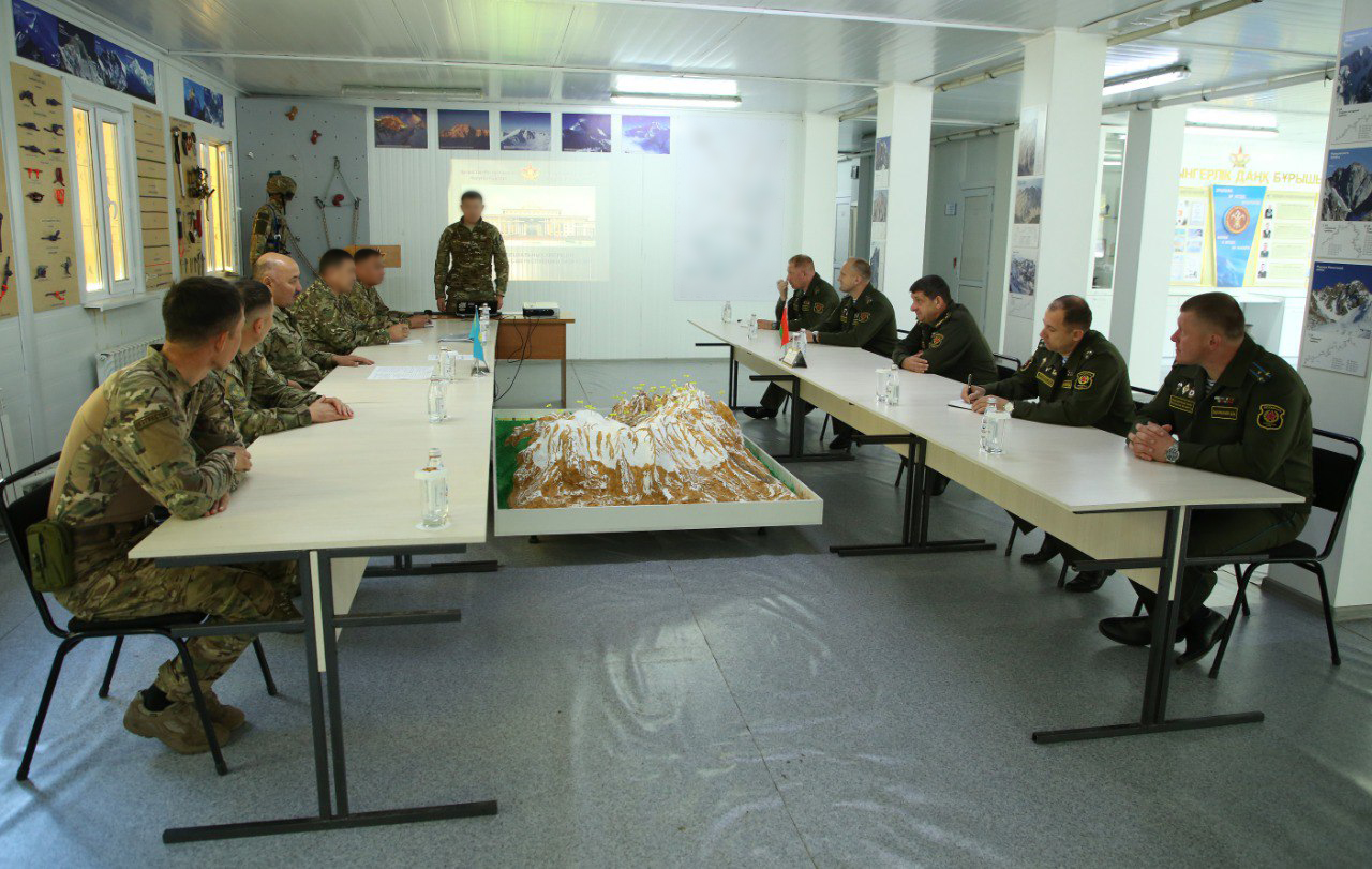 В центре горной подготовки Вооруженных сил РК прошли обучение военнослужащие Республики Беларусь