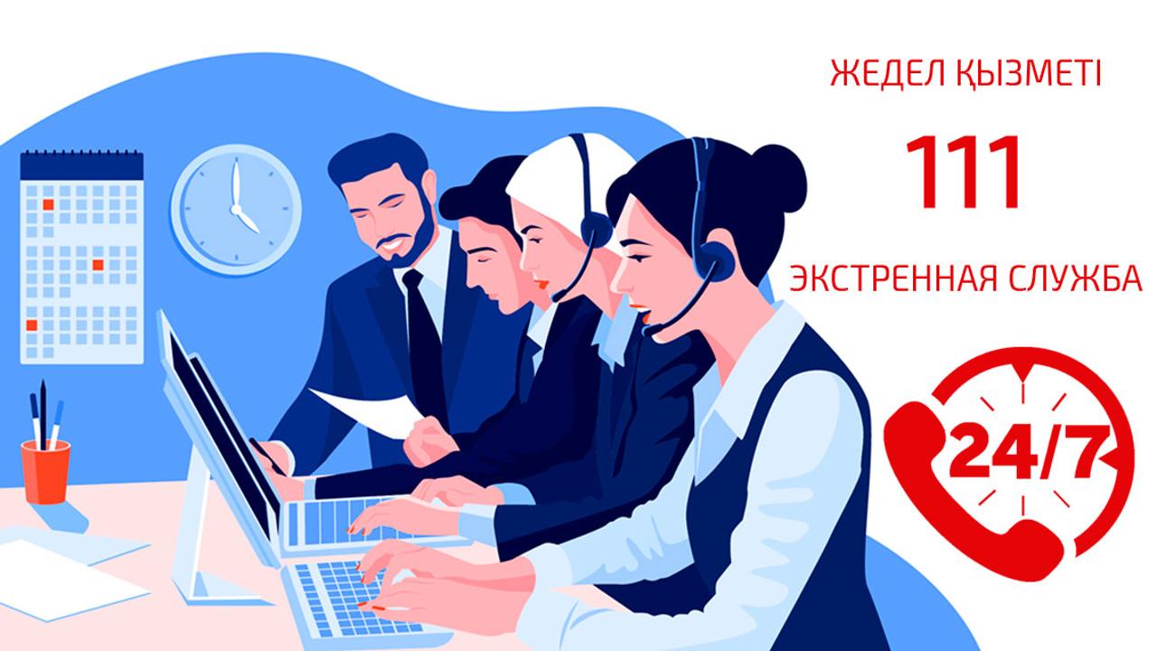 Ер адам компьютерде иығын сорып жатыр