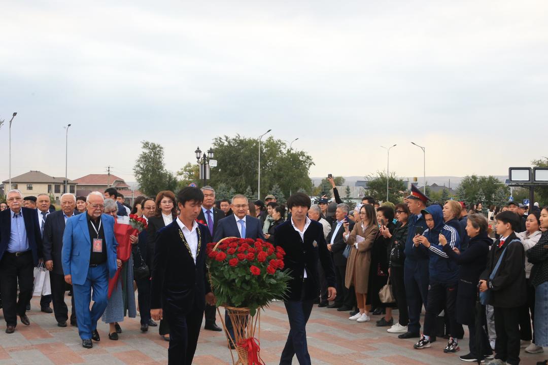 Церемония возложения цветов