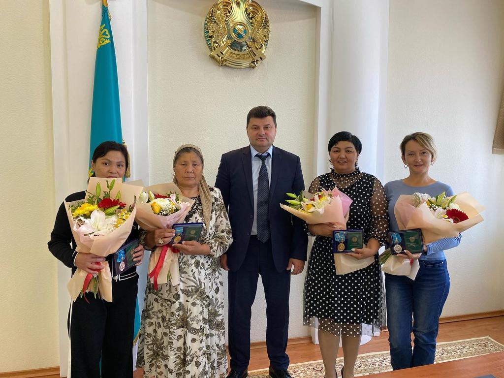 Глава города вручил многодетным матерям государственные награды «Алтын алқа» и «Күміс алқа»