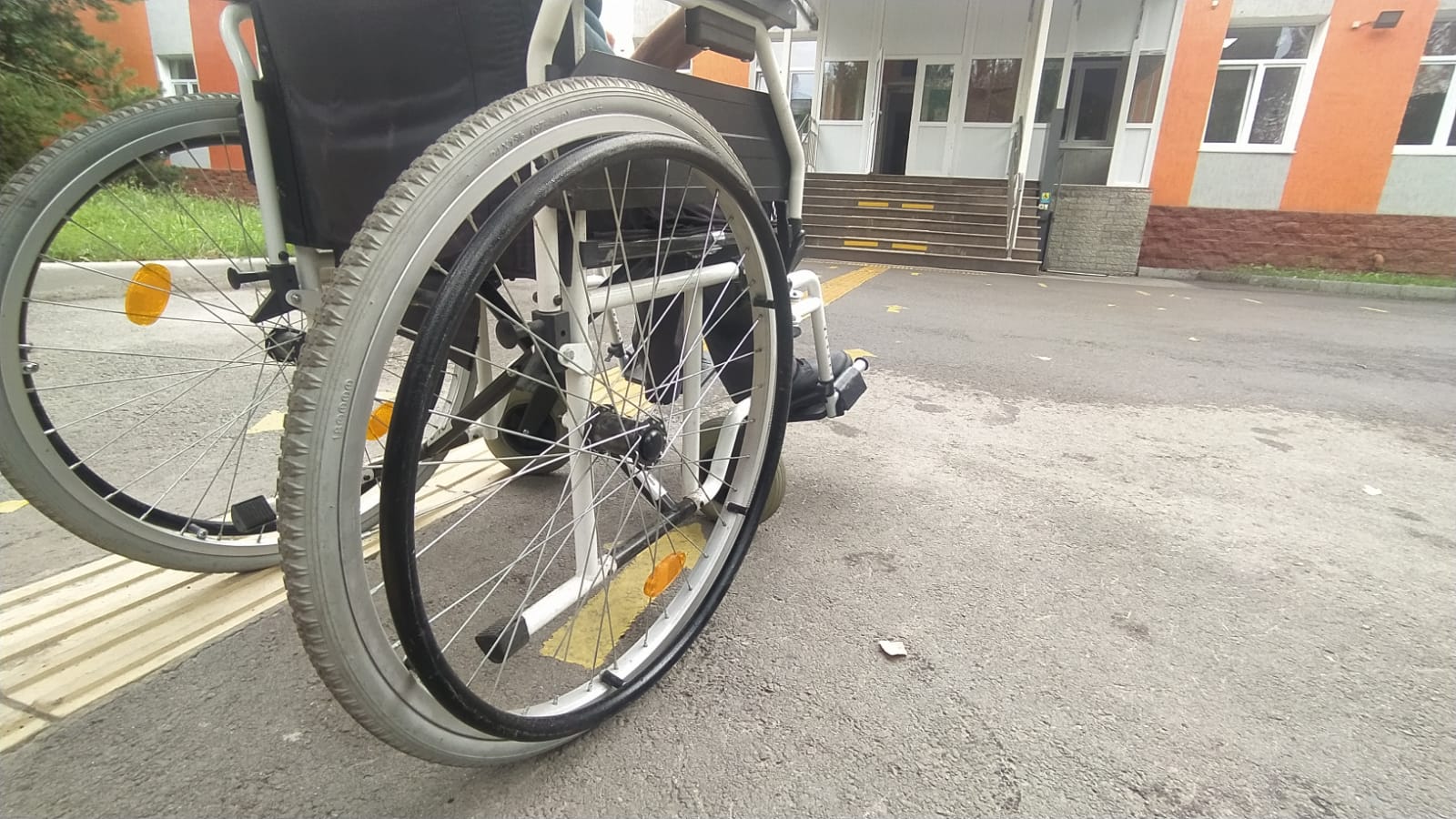 Ремонт колясок и инватакси: как поддерживают маломобильных граждан в Алматы