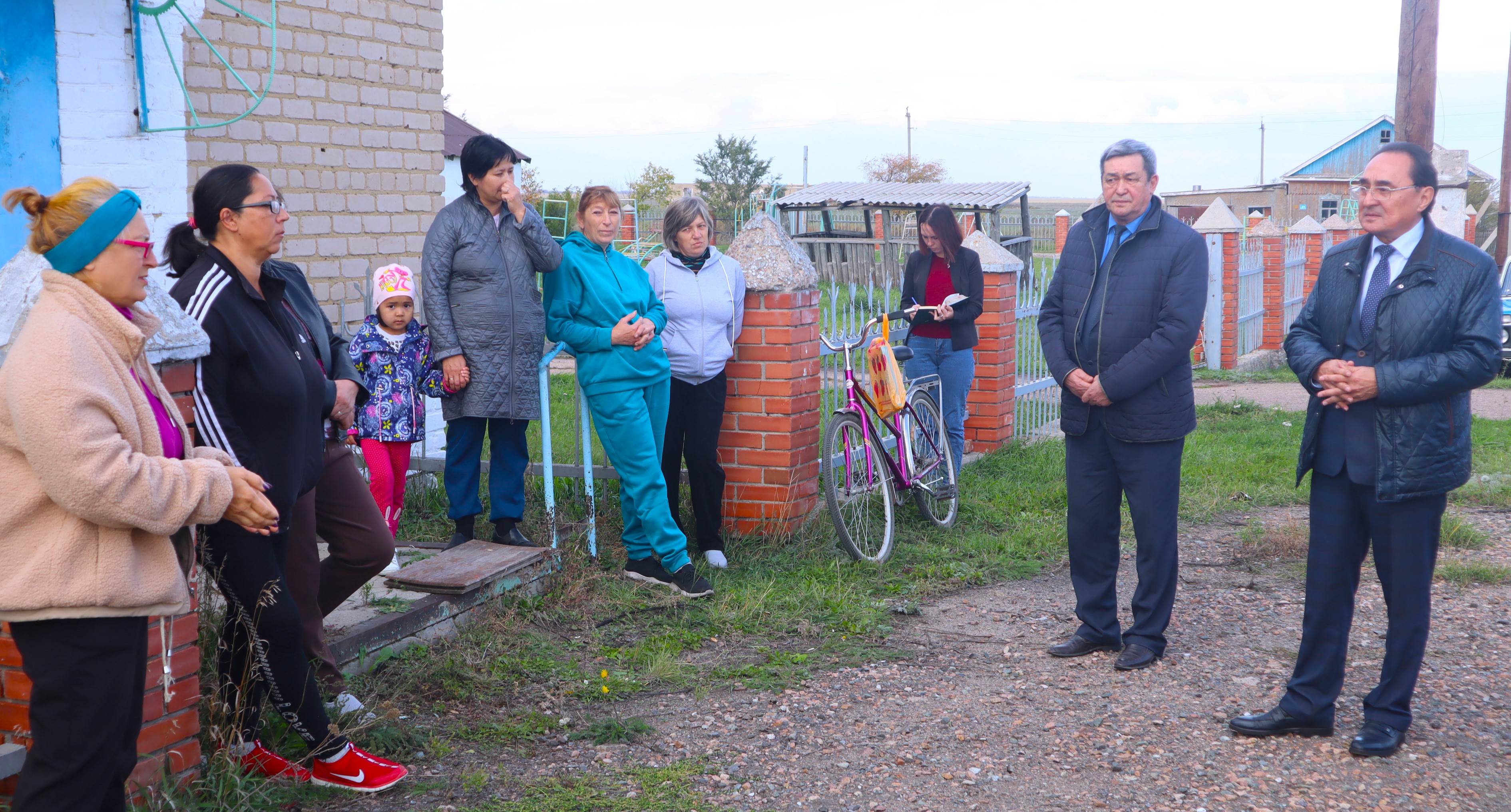 29.09.2023 года исполняющий обязанности акима Есильского района Мереке Мухамедьяров посетил Заградовский сельский округ, встретился с жителями малонаселенного села Тонкошуровка. На все поднятые вопросы в ходе встречи были даны разъяснения  и соответствующие поручения уполномоченным органам. Вопросы взяты под личный контроль.
