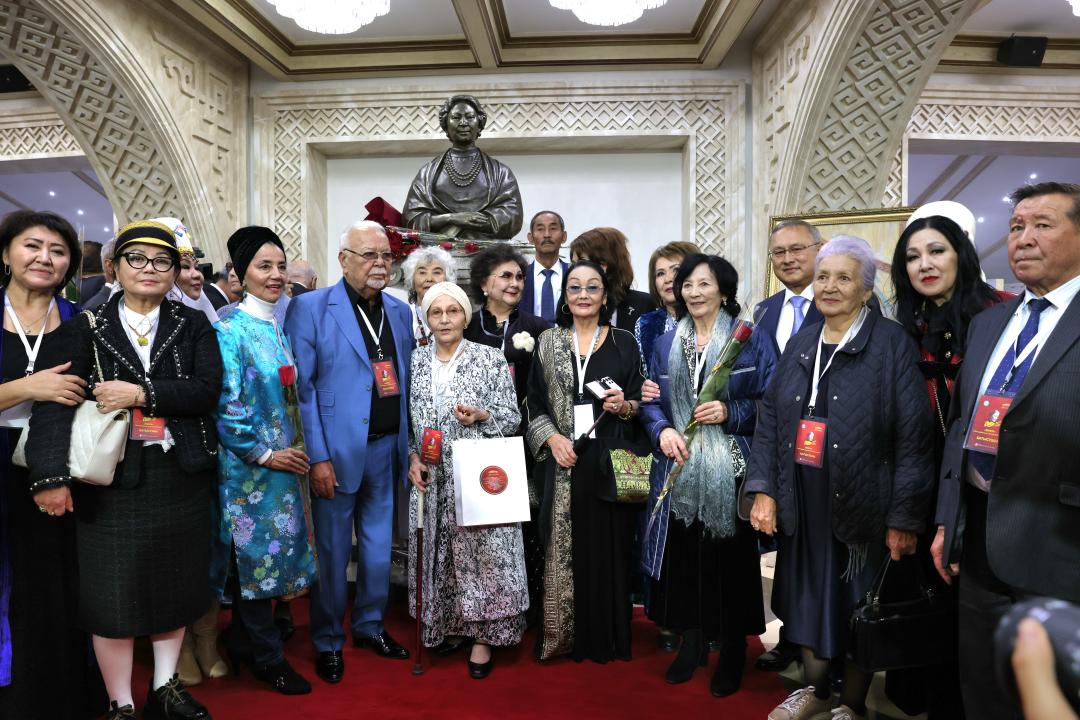 Коллективное фото возле памятника