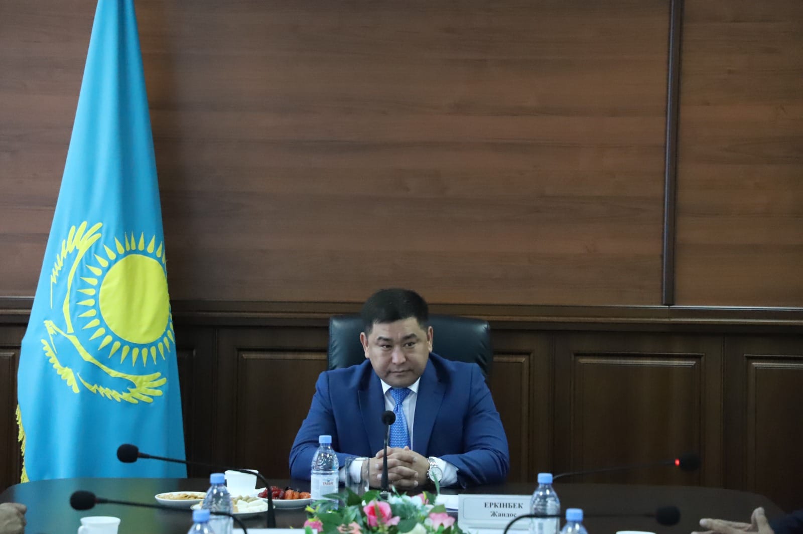 Глава района Жандос Еркинбекович провел праздничную встречу с ветеранами ряда отраслей, вышедшими на пенсию из аппарата акима района