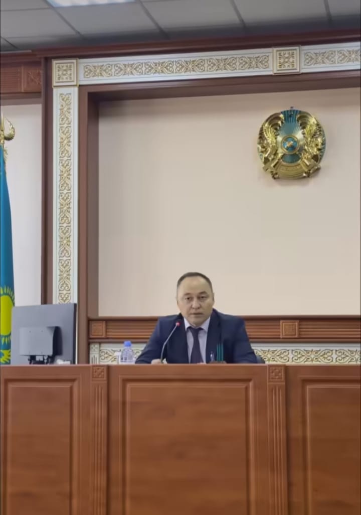 Аким города Аксу провел аппаратное совещание с акимами сельских округов и руководителями государственных учреждений города.