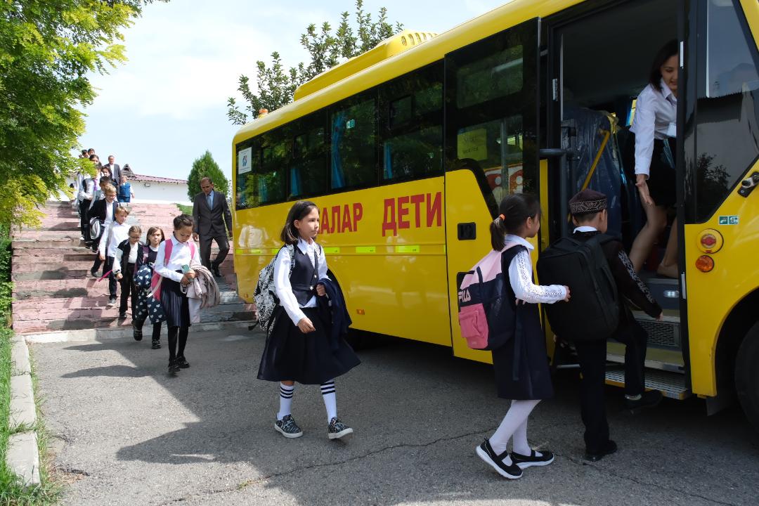 Более 8 тысяч учеников ежедневно могут добираться до школы и обратно в рамках проекта «Школьный автобус» в Алматы