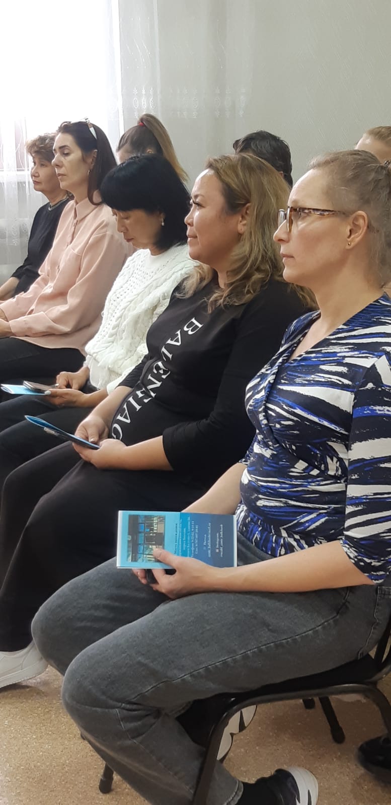 Фото 18 отырған Фото 18 отырған