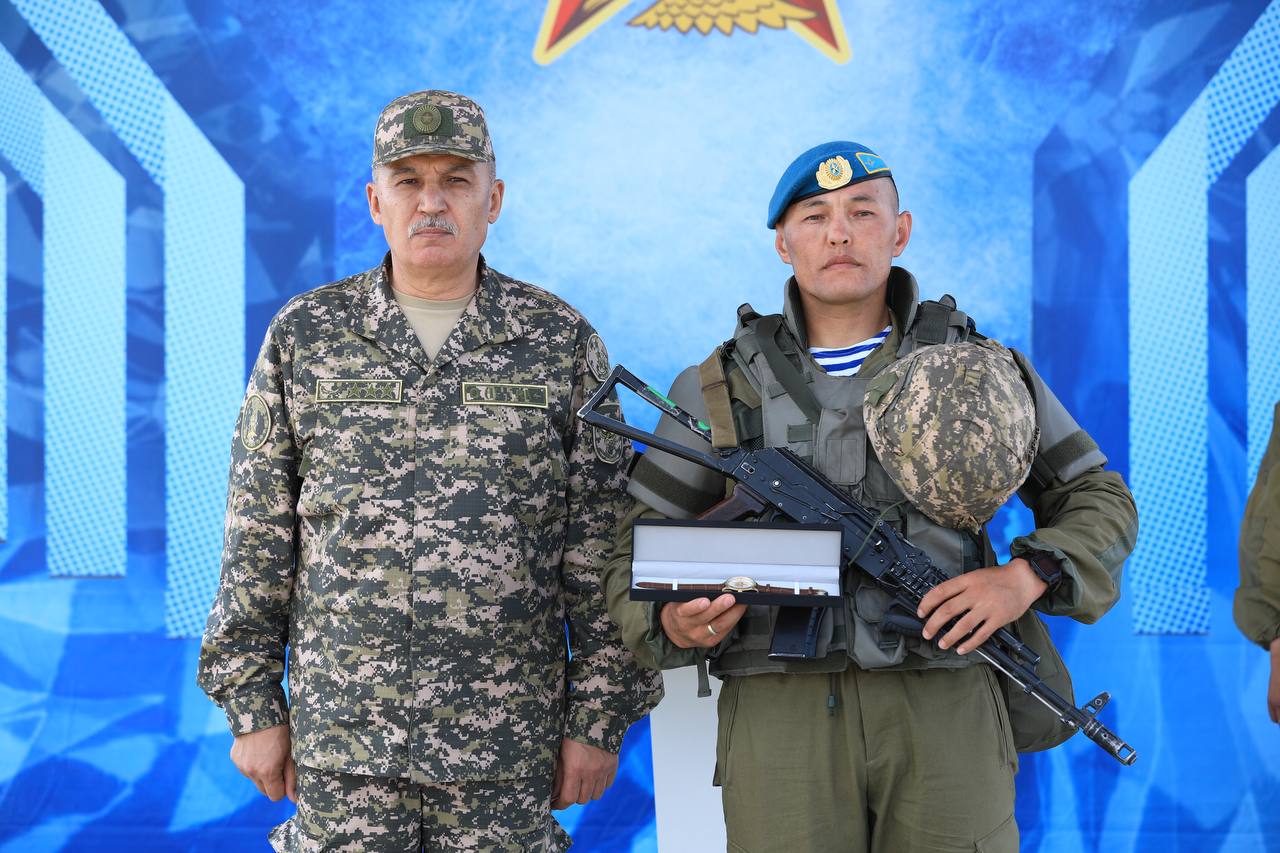 Қорғаныс министрі «Батыл тойтарыс-2023» оқу-жаттығуының қорытындысы бойынша Қарулы күштердің әскери қызметшілерін марапаттады