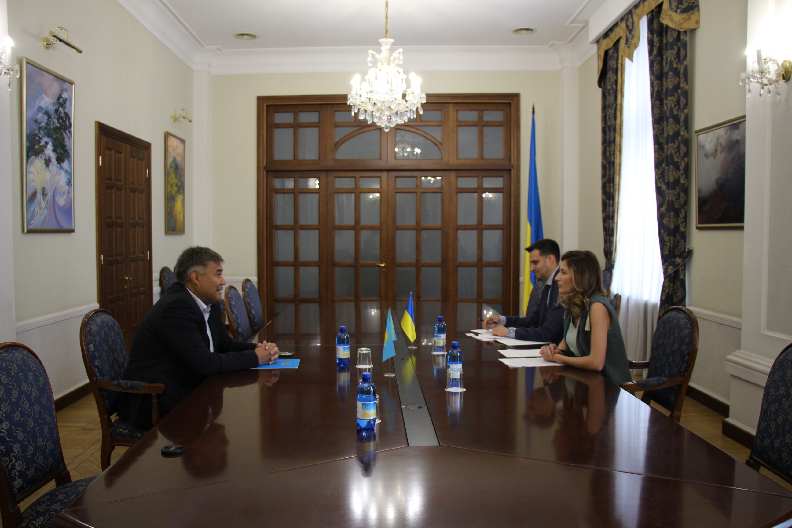 Посол Казахстана Дархан Калетаев провел встречу с Первым заместителем Министра иностранных дел Украины Эмине Джапаровой
