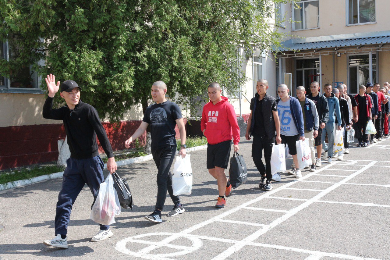 Астана мен Алматыдан әскерге алынғандардың алғашқы легі шекараға қызмет етуге аттанды