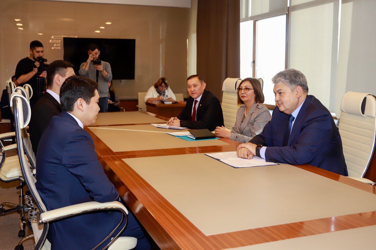 Шығыс Қазақстан облысының әкімі Ермек Көшербаев президенттік жастар кадрлық резервінің мүшелерімен кездесті.