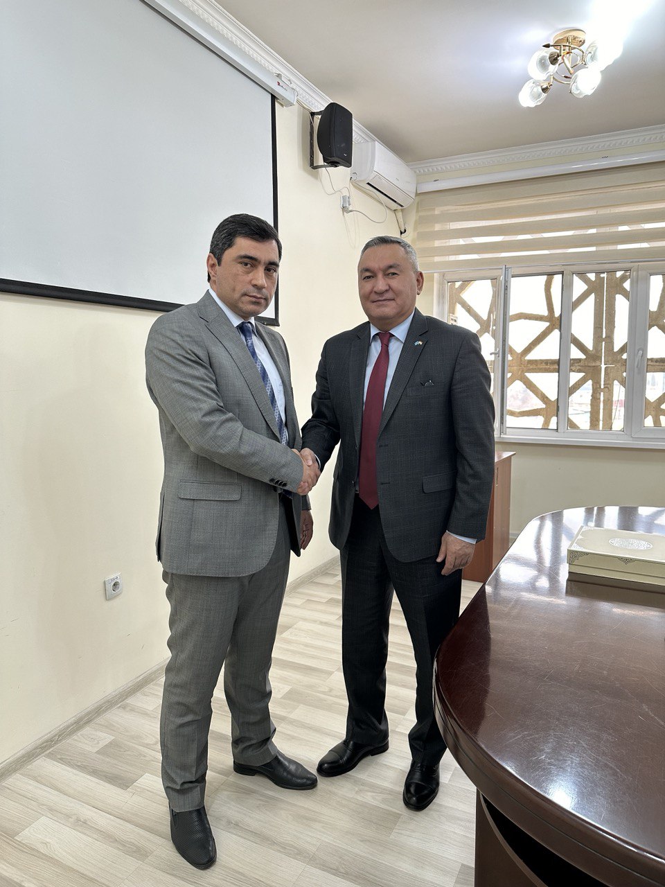 Посол Валихан Туреханов встретился с Директором Агентства гражданской авиации при Правительстве Республики Таджикистан Дилшодом Сафарзода