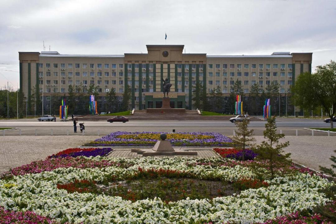 Актю́бинская о́бласть (каз. Ақтөбе облысы, Aqtöbe oblysy) — область в западной части Казахстана. Крупнейшая по территории область страны, а областной центр город Актобе, крупнейший по населению областной центр республики. Площадь 300 629 км² (1-е место), что составляет 11 % территории Казахстана. Численность населения 924 845 человек (на 1 октября 2022 года) Образована в результате административно-территориальной реформы 10 марта 1932 года в составе Казакской АССР. Исторически ей предшествовал Актюбинский округ, существовавший в 1921 — 1928 годах. В 1936 году область вошла в состав выделенной из РСФСР Казахской ССР, а с 1991 года, после распада СССР, в составе независимой Республики Казахстан. Область граничит на севере с Оренбургской областью России, на северо-востоке с Костанайской областью, на юго-востоке с Улытауской и Кызылординской областями Казахстана, на юге с Республикой Каракалпакстан Узбекистана, на юго-западе с Мангистауской областью, на западе с Атырауской областью, на северо-западе с Западно-Казахстанской областью Казахстана. Административный центр — город Актобе (с 1891 по 1999 годы Актюбинск, отсюда название области).