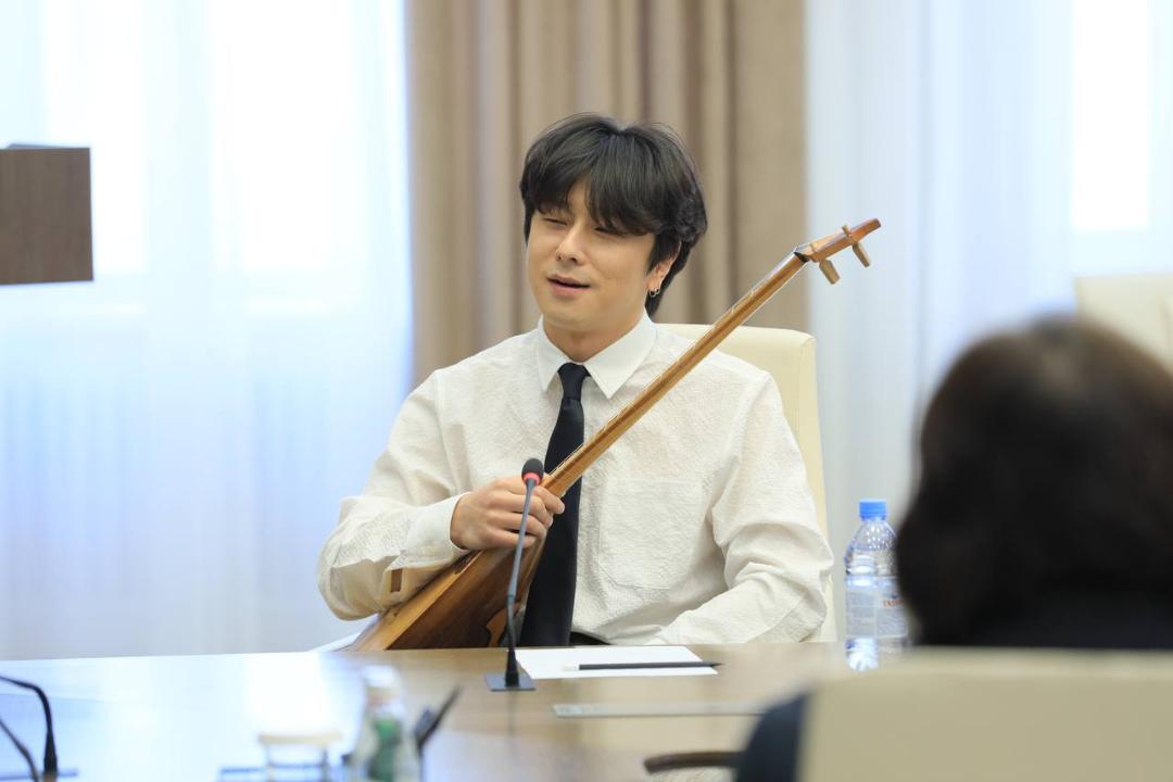 Асхат Шахаров подарил домбру корейскому певцу, который поет казахские песни