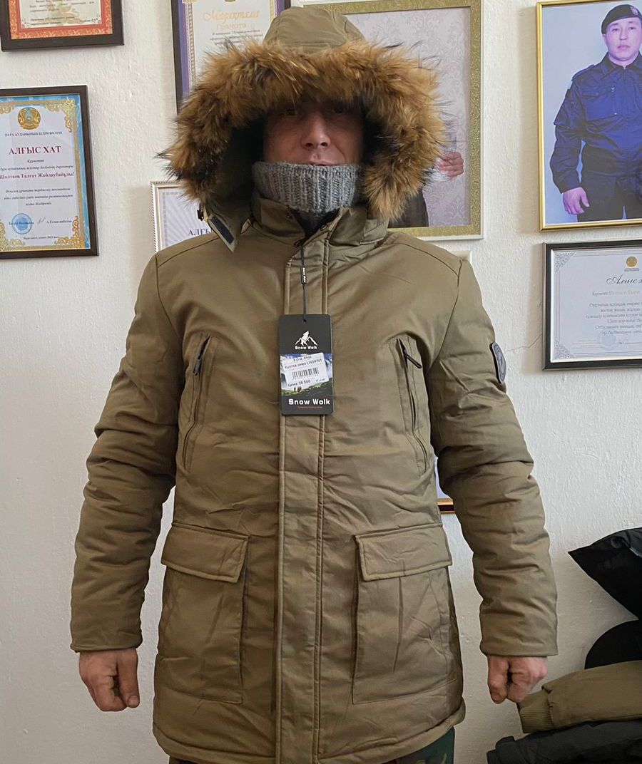 Волонтёры Нуринского района подарили зимние куртки дворникам