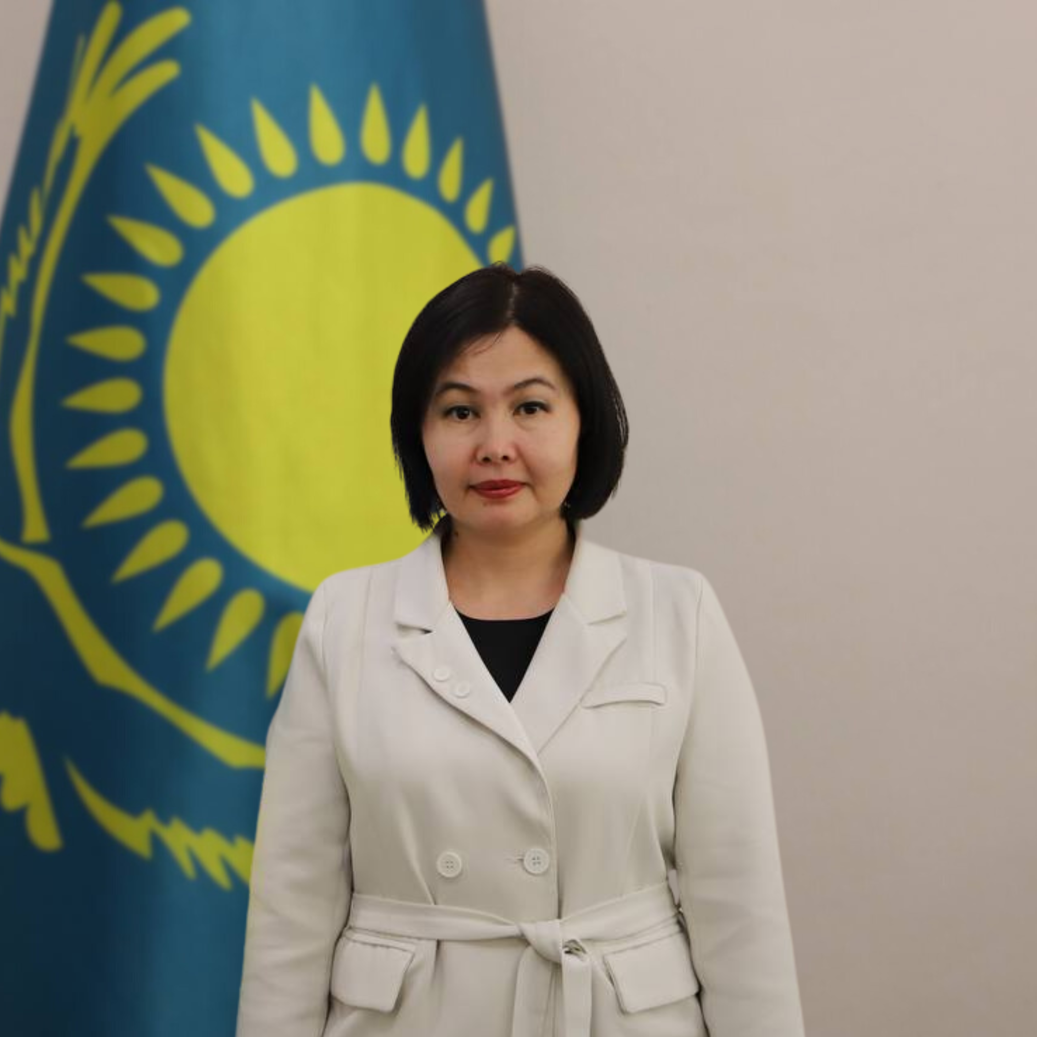 Қыздар стриптиз билеп, сүйіспеншілікке кіріседі.