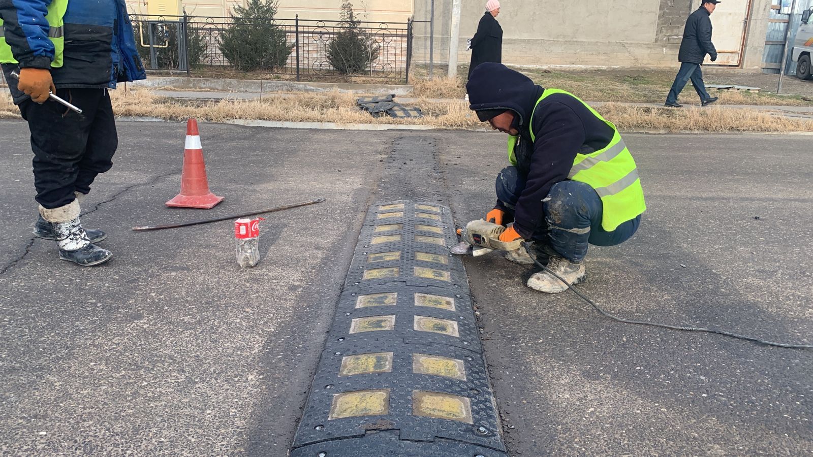 материалы для дорожных работ. георешетка для дороги. дорожно строительные материалы. армирование асфальтобетона геосеткой. полиэфирная геосетка геоспан ас50.