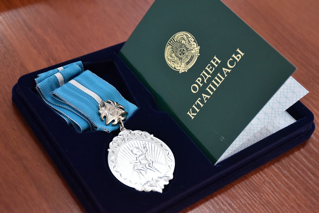 Күміс алқа орденімен марапатталды.
