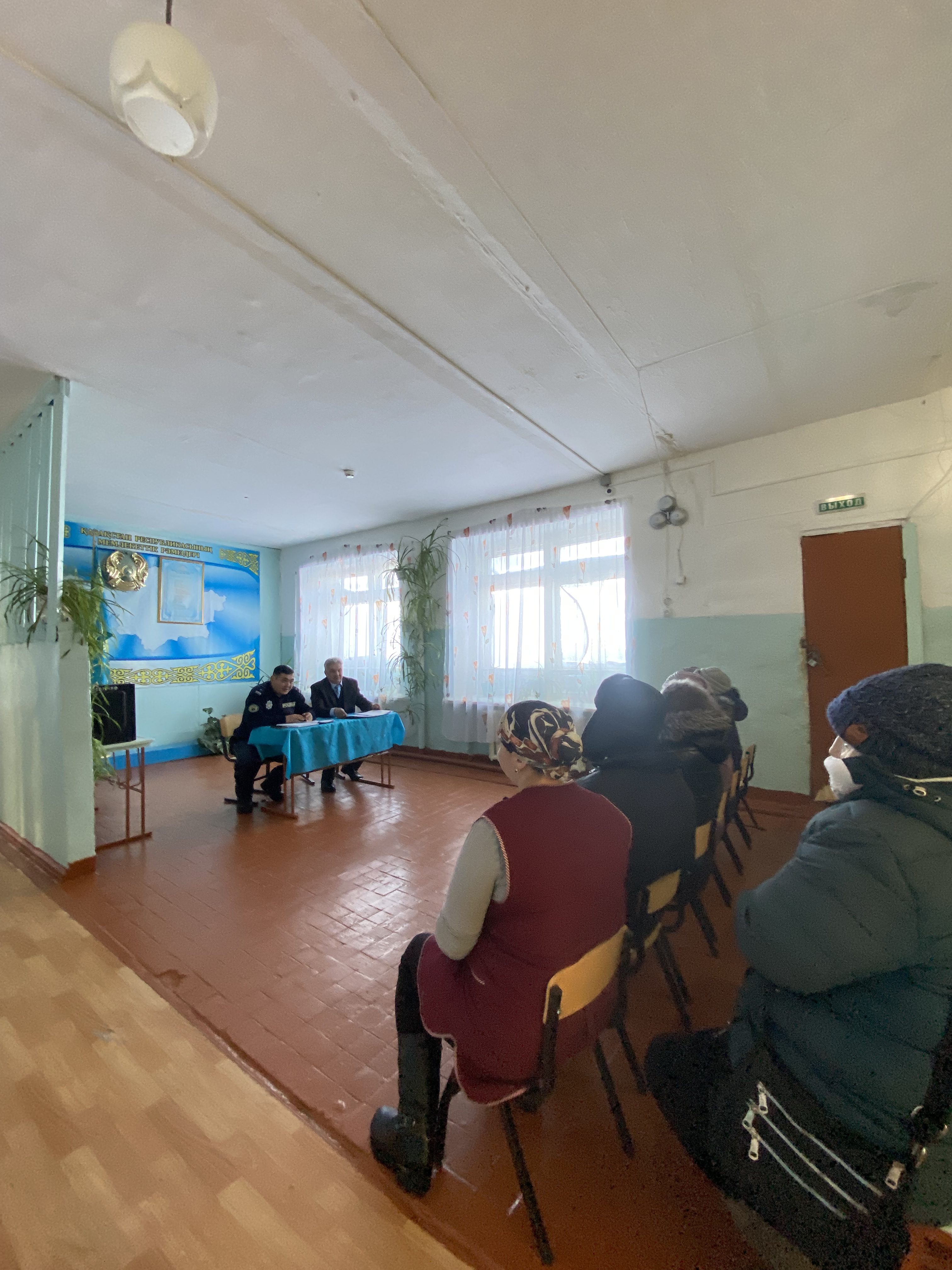 ауылдық округ әкімі Е. И. Таласовтың Ақанбұрлық ауылының тұрғындарымен тұрақты кездесуі